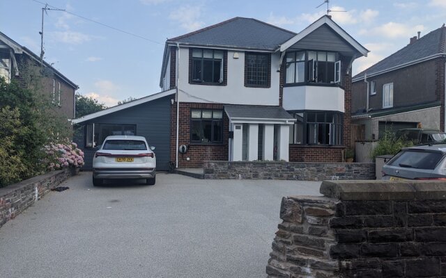 Beautiful Large 4-bed House, Close to Celtic Manor