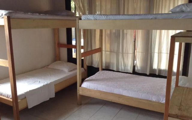 Leticias Guest House - Hostel