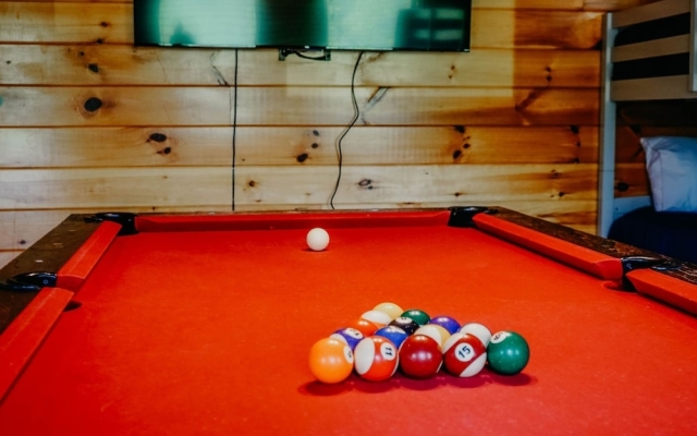 4BR Cabin w Private Pool & Hot Tub