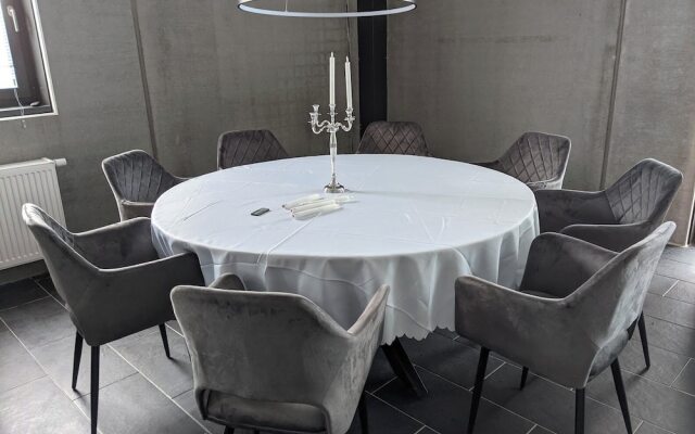 Boardingrooms Direct A8, Close to Stuttgart, 25min