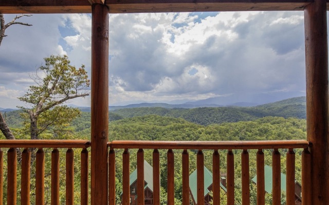 Majestic Mountain View by Heritage Cabin Rentals