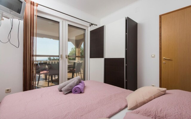 Nice Apartment in Rovanjska / Jasenice With 2 Bedrooms and Wifi