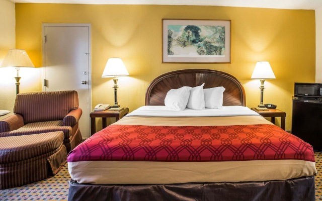 Econo Lodge Inn & Suites