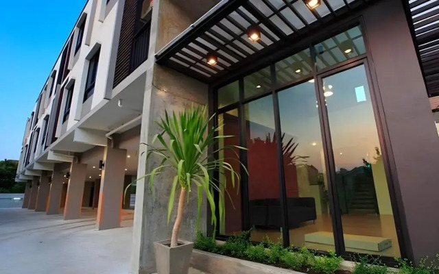 The Plubpla Serviced Apartment