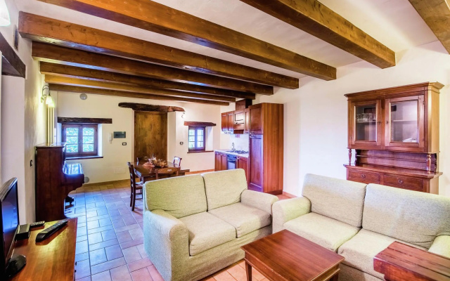 Spacious Mansion in Sant'Angelo in Vado with Pool