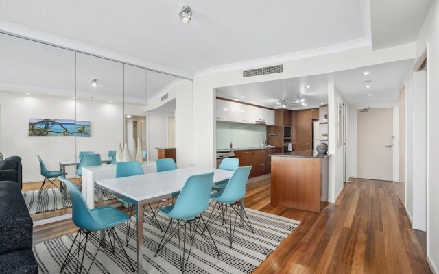 Chevron Renaissance - HR Surfers Paradise