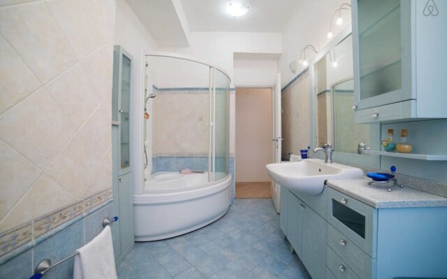 Large Flat With Garden and car Parking