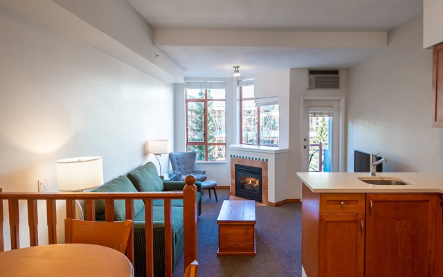 Alpenglow Lodge by MountainView