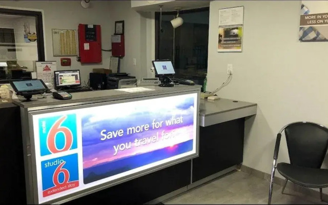 Motel 6 Columbus, OH - Quarter Horse