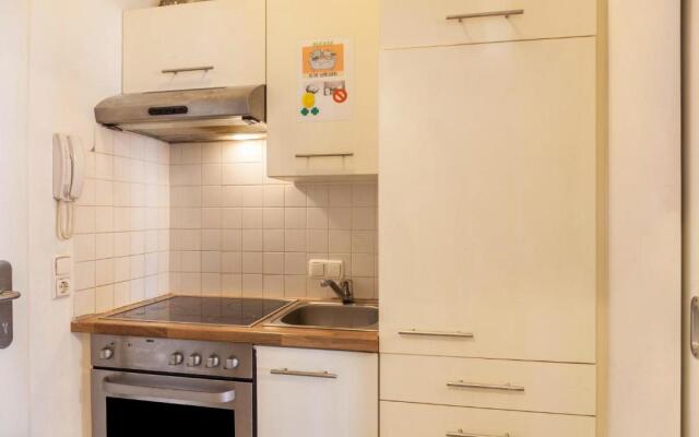 Cozy central apartment 1min train