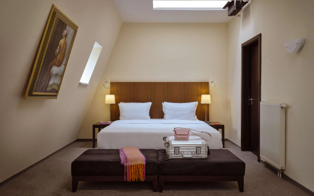 Metropolitan Hotel by Flemings