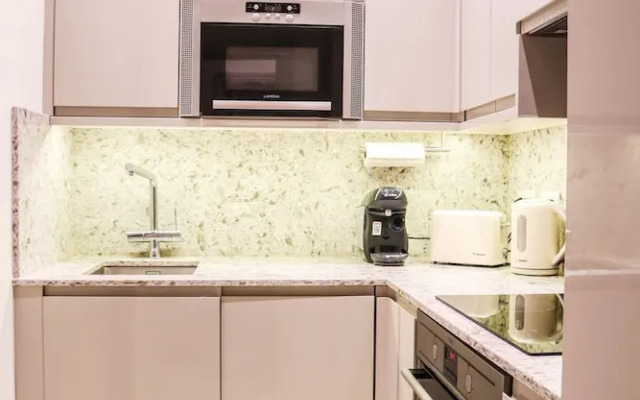 Beautiful Kensington Garden Apartment