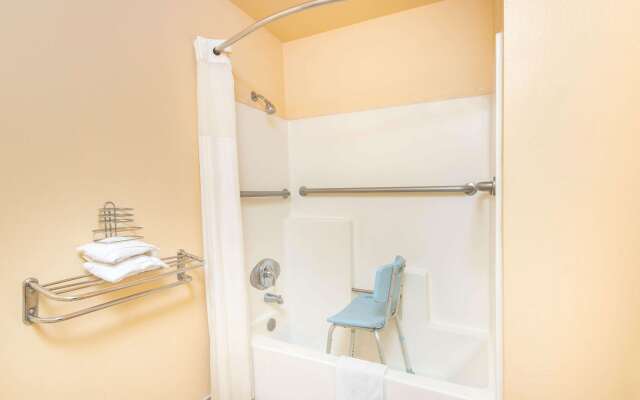 Travelodge by Wyndham Kingman