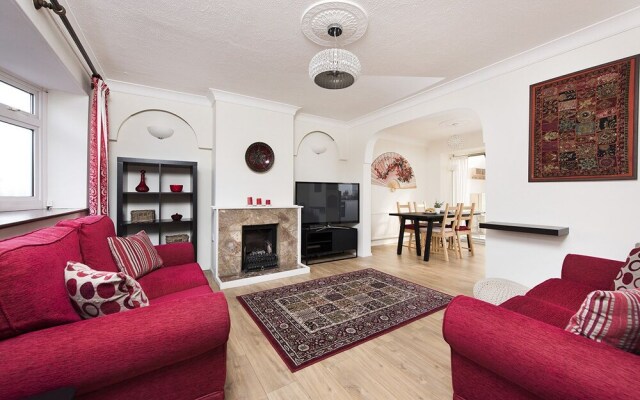 Cosy 2BR House With Patio Garden In Plaistow