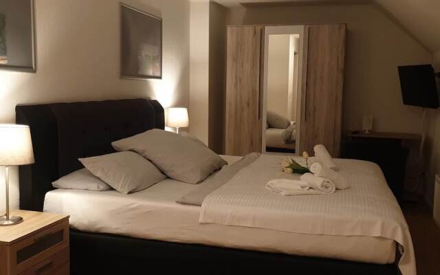 Apartment With Garden and City View