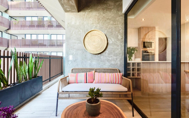 ✶ Maras Residence ✶ LUXURY Rooftop Pool & Grill