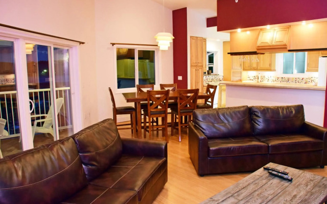 Longliner Lodge and Suites