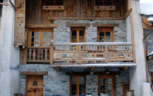 Cosy Chalet in Champagny-En-Vanoise Near Ski Area