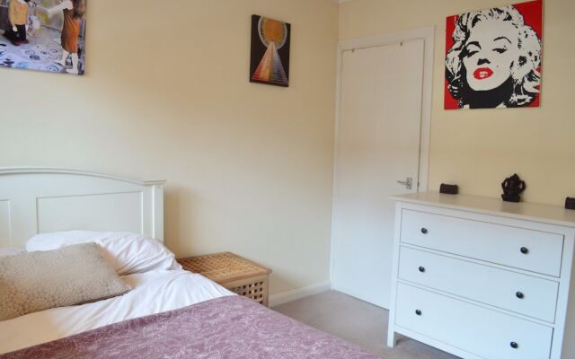 2 Bedroom Maisonette With Garden in Bow