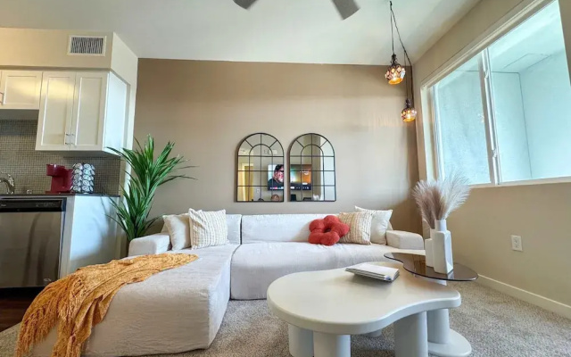 Stylish Getaway W Pool GYM Parking 10 Min to Cedar