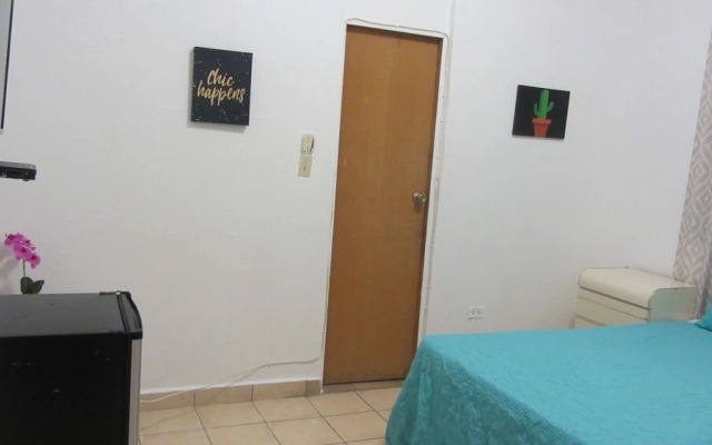 Henry's GuestHouse - Hostel