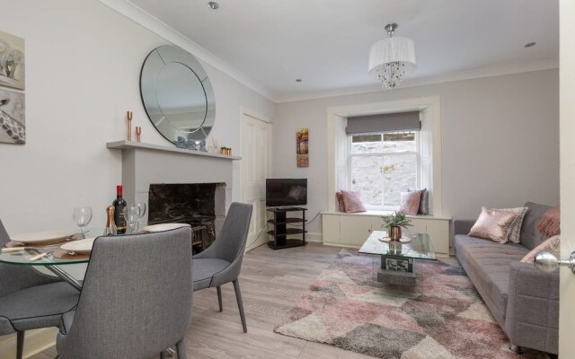 Refined Ground-floor Apt Near Stockbridge Market