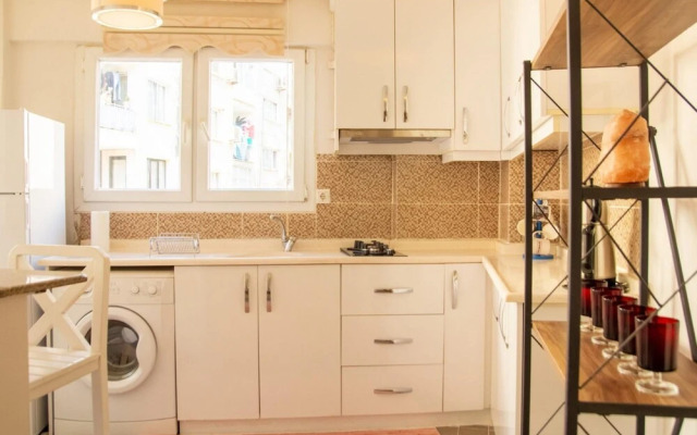 Vibrant and Central Flat Near Kordon in Alsancak