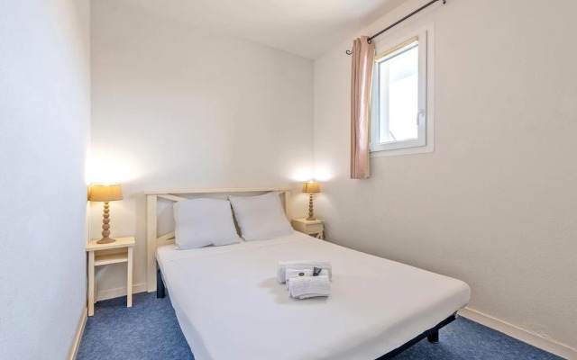 Flat by Pointe St-mathieu