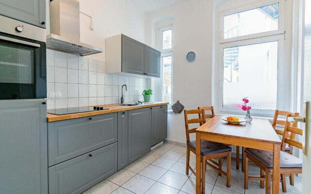 Helle Wohnung mit Balkon in grünen Innenhof - W-LAN, 4 Schlafplätze