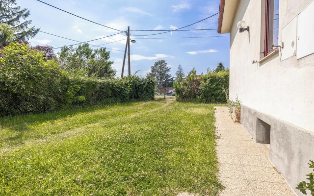 Cozy 3BR Apt with Garden Sleeps 10