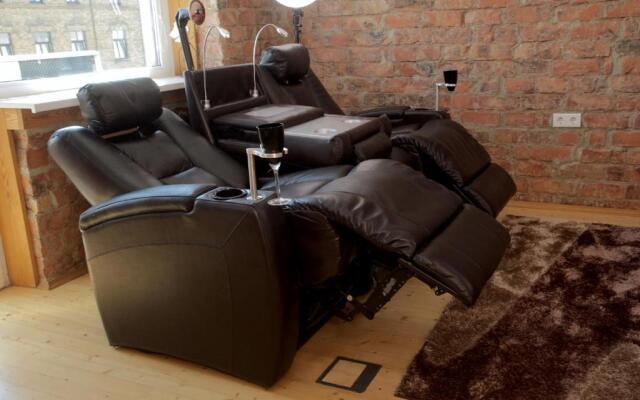 Mini cinema & movie studio with PS5