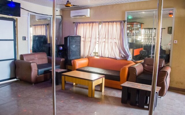 Lukham Crown Hotel
