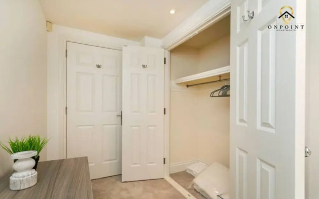 Large 2 Bedroom Apt With Parking