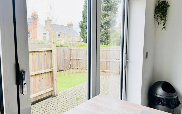 Tanzanite Apartment in Cambridge