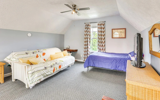 Tennessee River Retreat: Multi-level Deck & Views