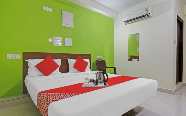 Super OYO 90936 Dk Reddy Square