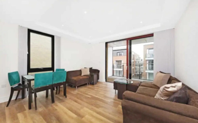Modern 1 Bedroom Apartment With Balcony in Earlsfield