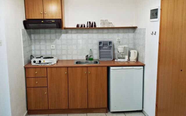 Studios & Apartments Efrosini