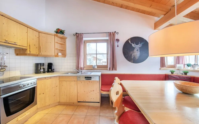 Cozy Chalet with Sauna near Königsleiten