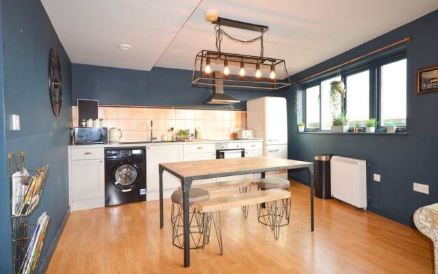 Contemporary 2 Bedroom Midland Mews Apartment