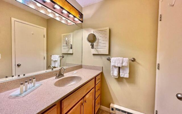 Charming 1BDR Condo w Golf Course View