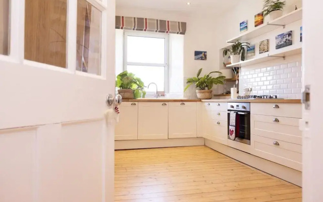 JOIVY Gorgeous 1-Bed Flat With A Shared Garden