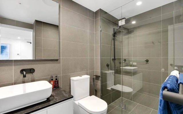 2BR Utopia Fortitude Valley Pool Rooftop King bed