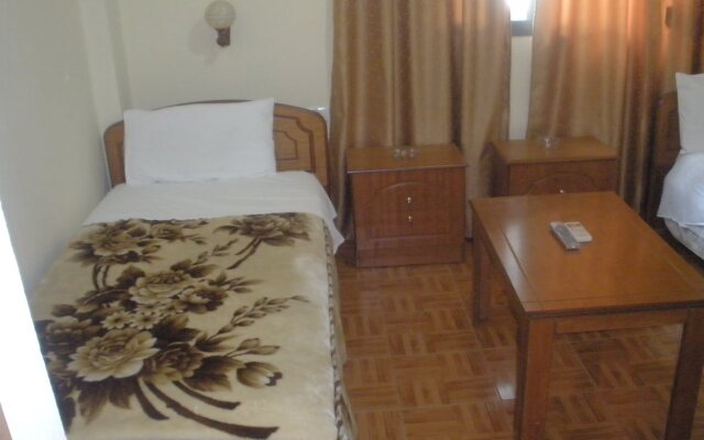 Qiqi Hotel