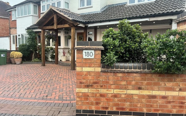 Staysolihull, Large Spacious Corner House,