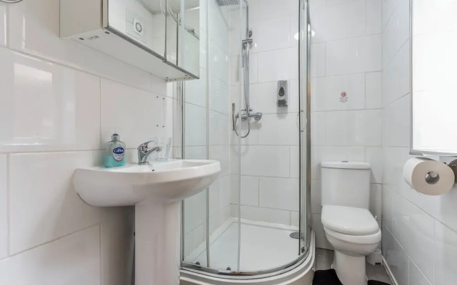 2 Bedroom Apartment - Parking, Wifi, Central