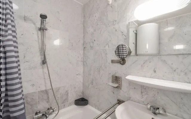 One-bedroom Flat With sea Views and Parking