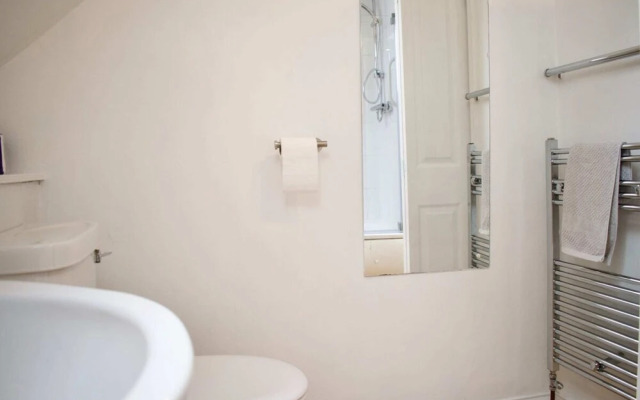 Modern And Charming 2 Bedroom Old Town Apartment