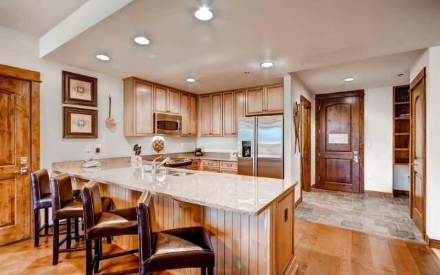 Luxury 3 Bedroom Ski in, Ski Out Mountain Vacation Rental Just Steps from the Snowflake Ski Lift