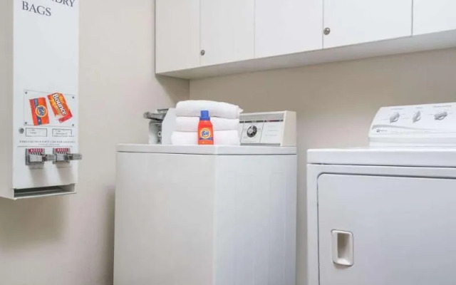 Howard Johnson West Fargo